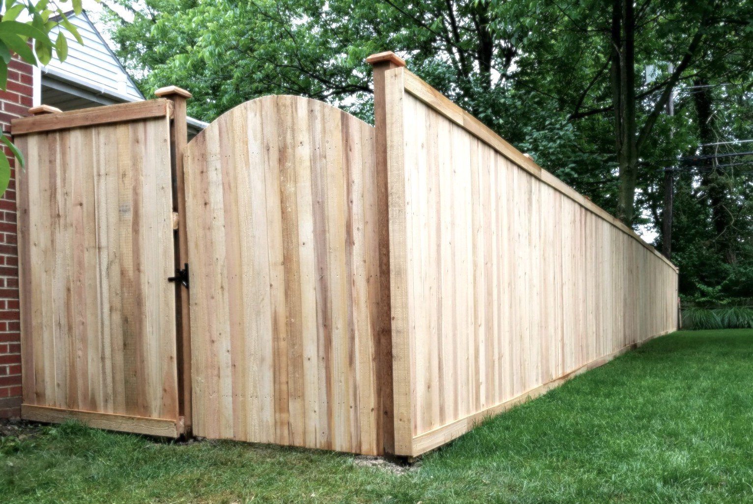 Cedar - Traditional Privacy - 2 Cap_ Gate - Cedar - Solid Privacy - Cut Scallop