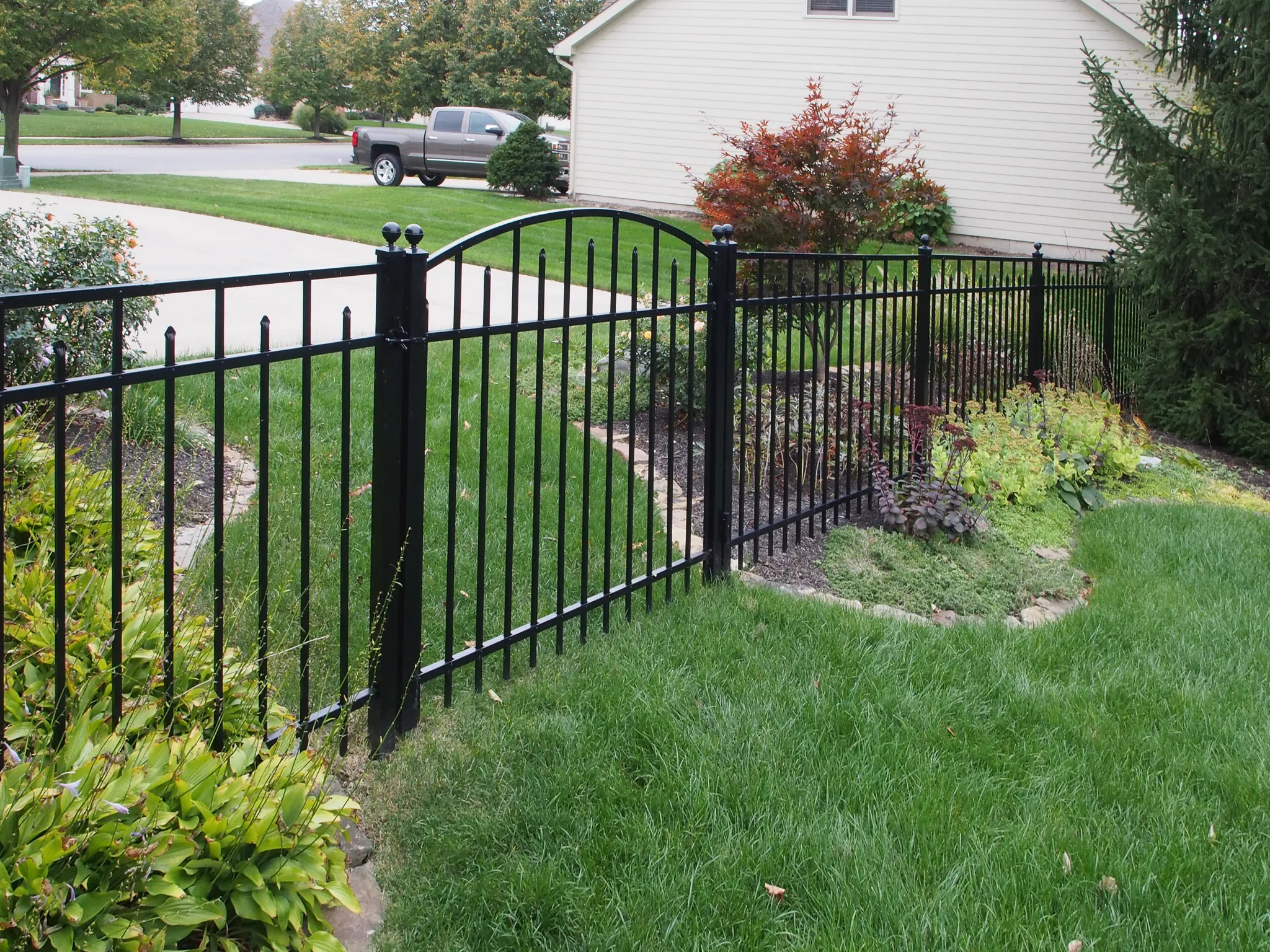 4_ Custom Gates-Closed-Alternating-Aluminum-102