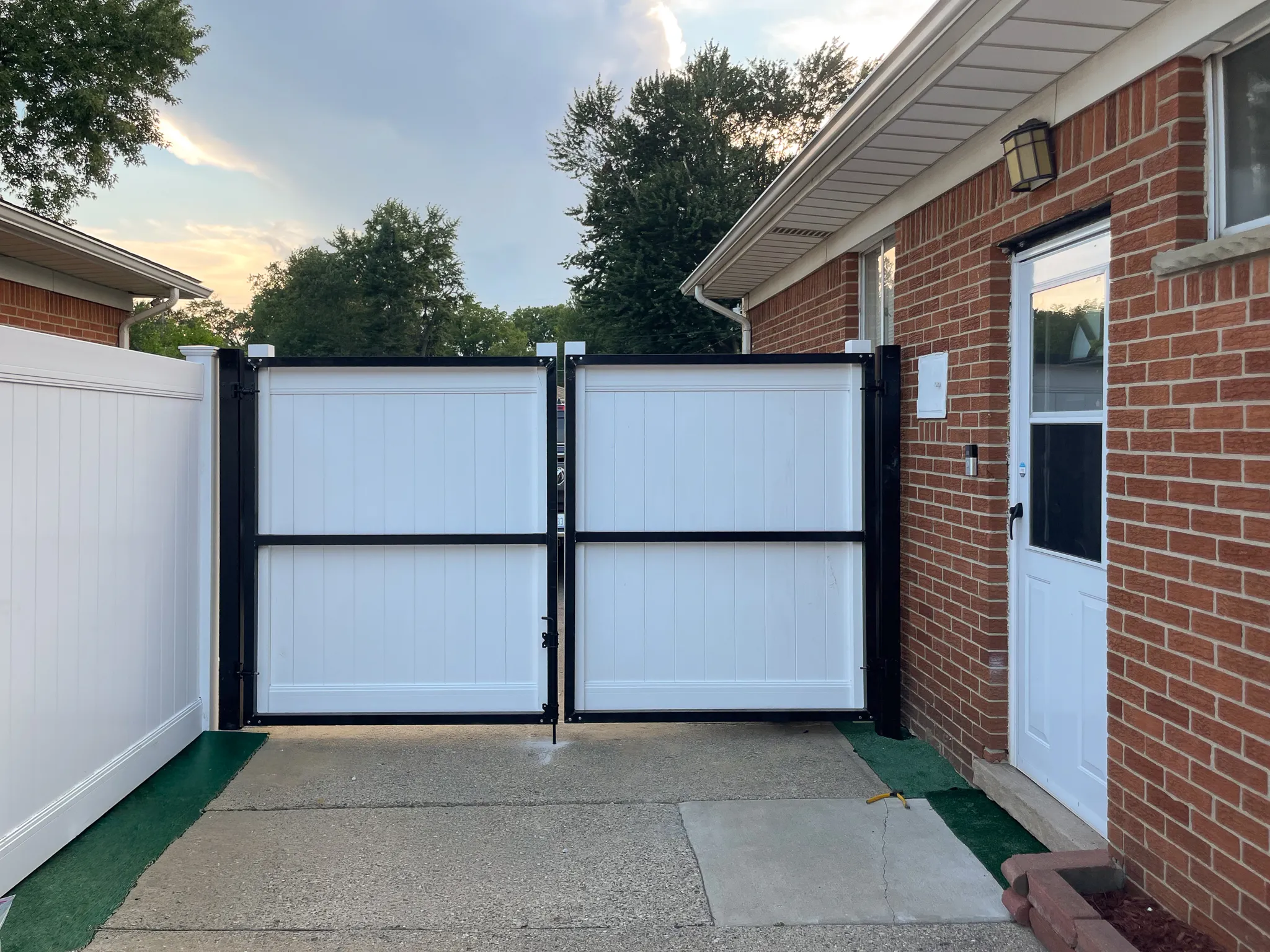6_ Custom Gate-Privacy-Traditional-Vinyl-195