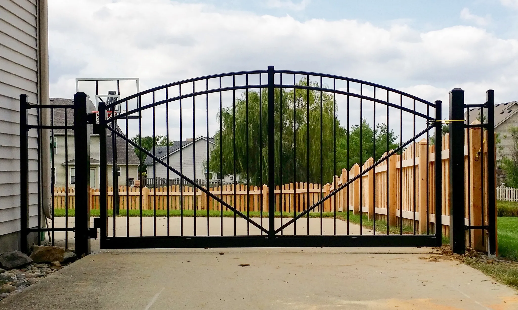 Custom Gate-Closed-Straight-Aluminum-128